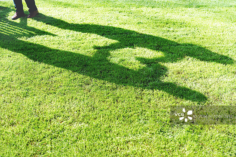 情侣牵手形成的爱心阴影图片素材