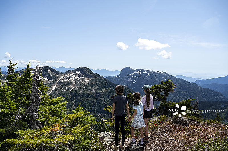 在山区里探险的一家人图片素材