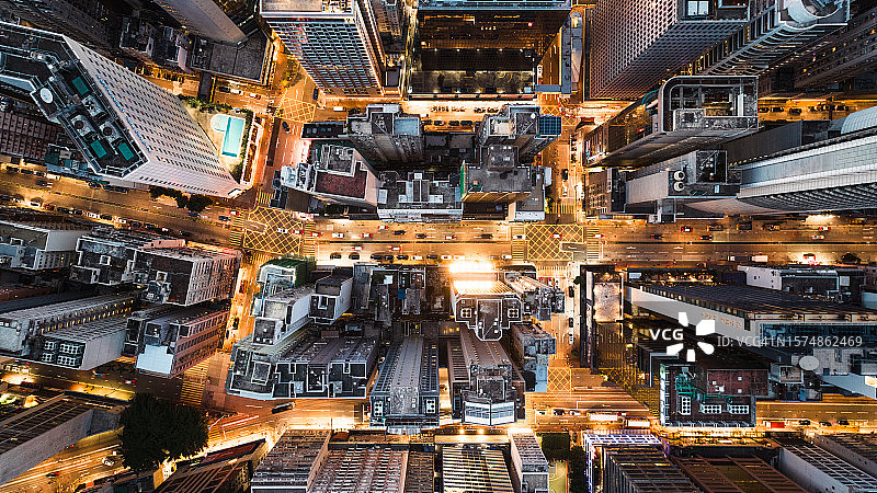 香港岛金融商业区或住宅区道路交叉口的汽车交通运输，摩天大楼，公寓。无人机航拍城市景观顶视图。亚洲交通图片素材