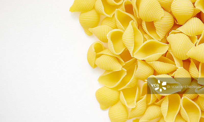 白色背景上的贝壳状生意大利面特写图片素材