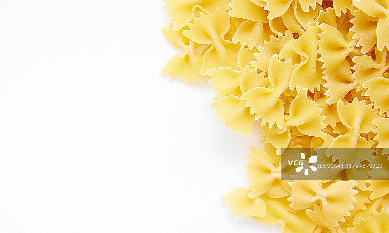 白色背景上的生蝴蝶结意面特写图片素材