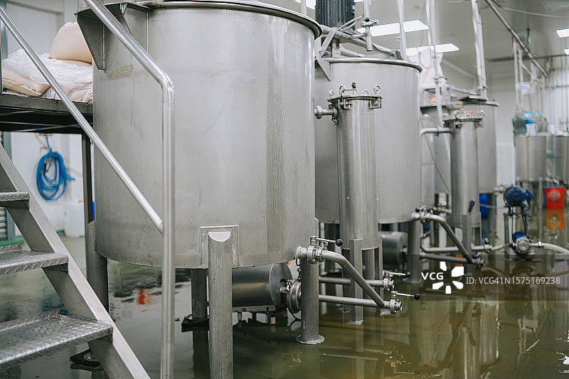 橙汁配料混合存储区清洁中图片素材