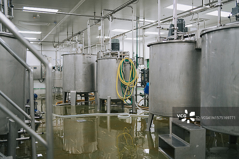工厂内部储罐区过滤机和储罐图片素材