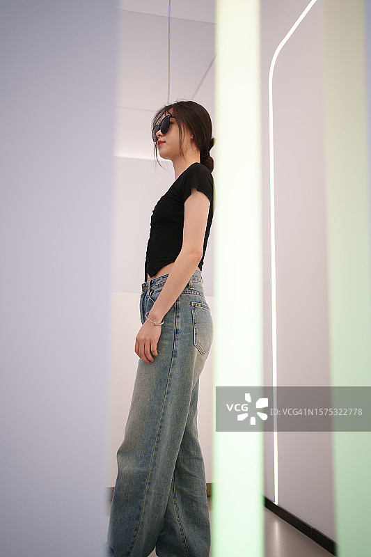 戴墨镜的时尚亚洲女孩图片素材