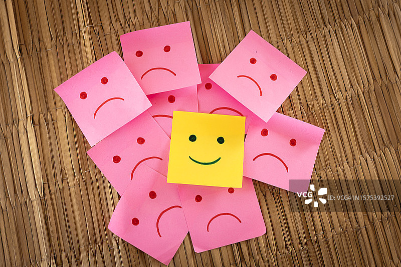 积极向上，便利贴上的笑脸图片素材