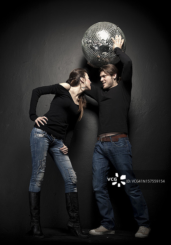 年轻夫妇争吵打架图片素材