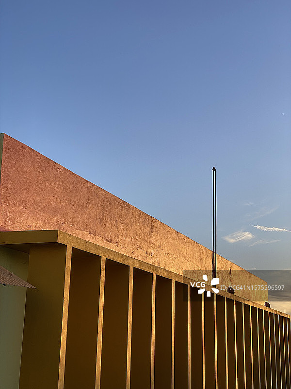 美丽的傍晚天空与建筑工地图片素材