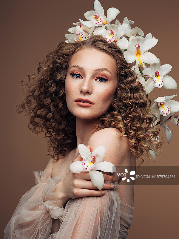 头戴花环的年轻漂亮女孩图片素材