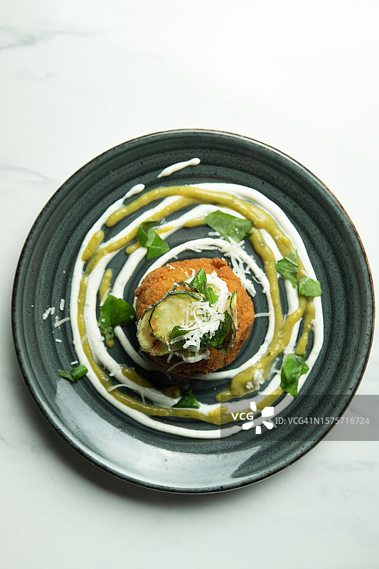 意大利面和西葫芦炸丸子图片素材