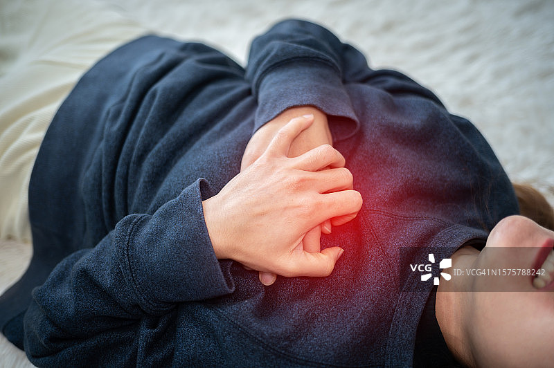 女性突发心脏病（局部）图片素材