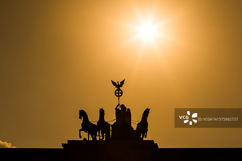 日落时分的四马战车雕像图片素材