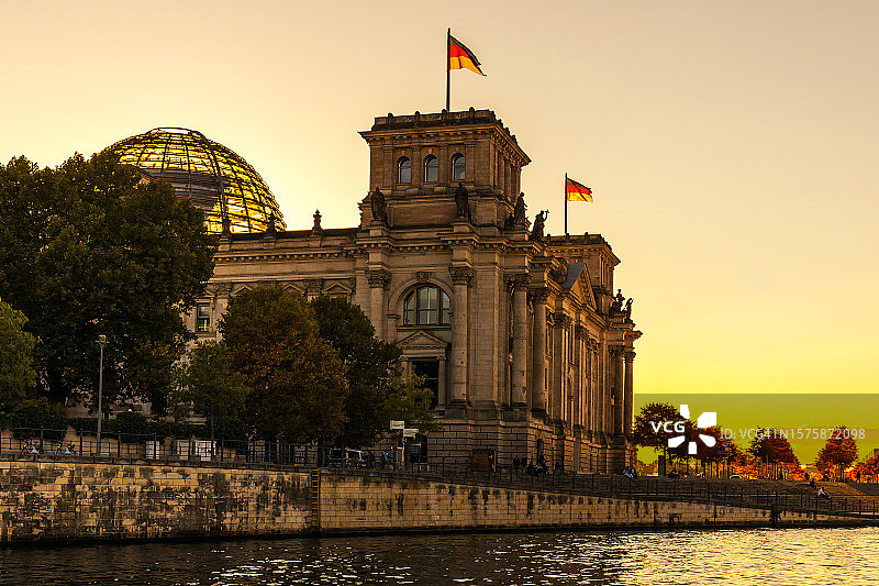 德国柏林国会大厦：夕阳下的施普雷河畔图片素材