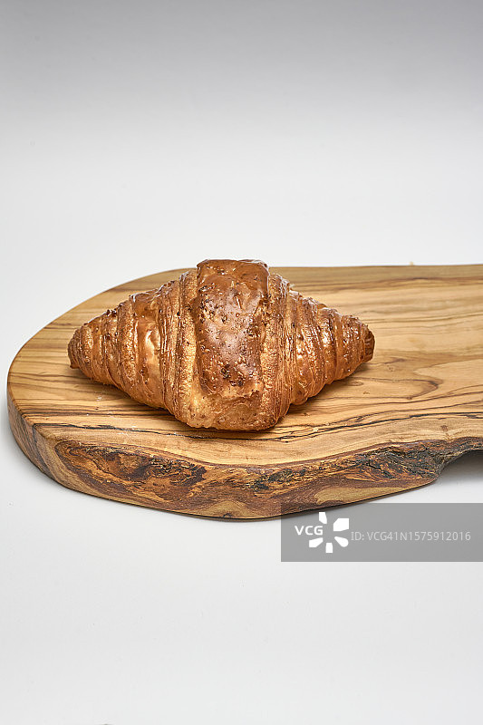 含谷物和蜂蜜的奶油蛋糕图片素材