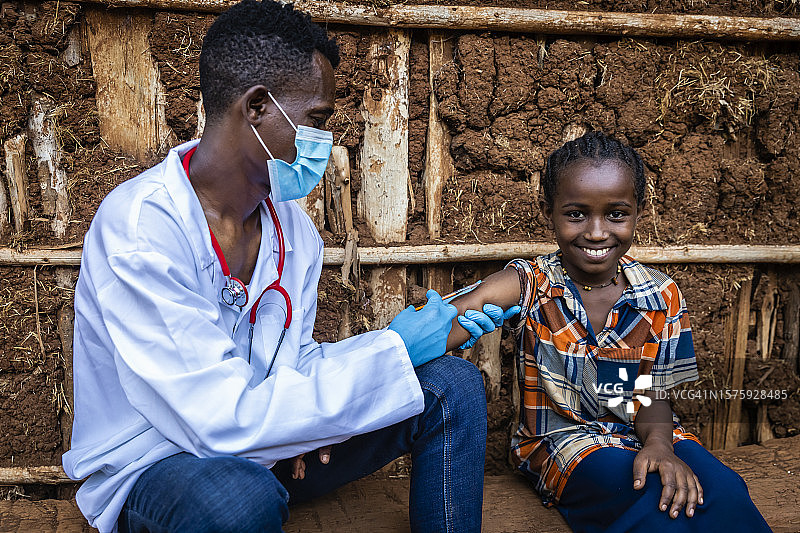 医生在东非小村庄为非洲女孩注射图片素材