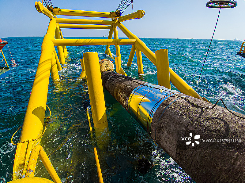 印度浅水区抛锚的铺管船图片素材