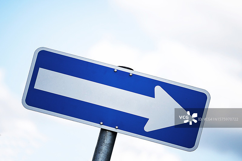 向下倾斜的箭头标志图片素材