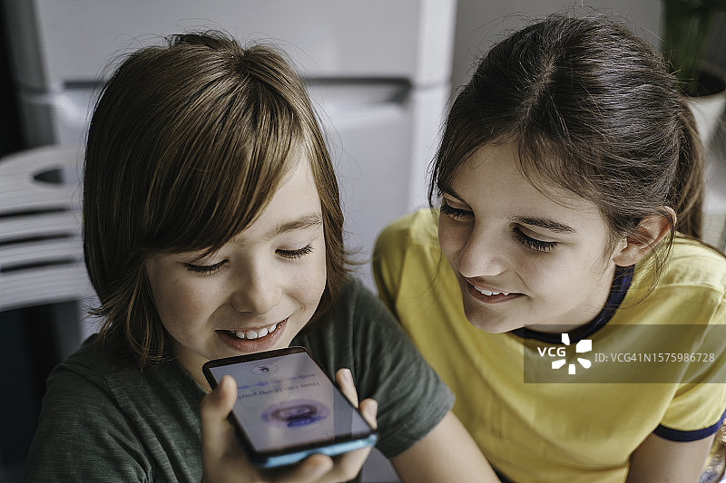 孩子们在电脑或移动设备上使用AI聊天机器人系统。聊天机器人对话，人工智能技术。未来科技，互联网虚拟助手。图片素材