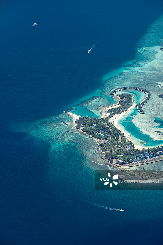 马尔代夫阿里环礁岛屿航拍：热带度假胜地图片素材