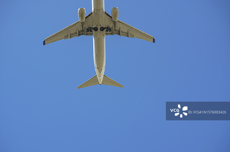 商业飞机低角度视图图片素材