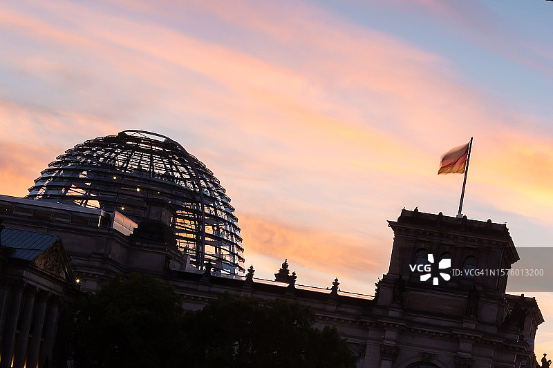德国联邦议院-日落时分的德国国会大厦-德国柏林图片素材