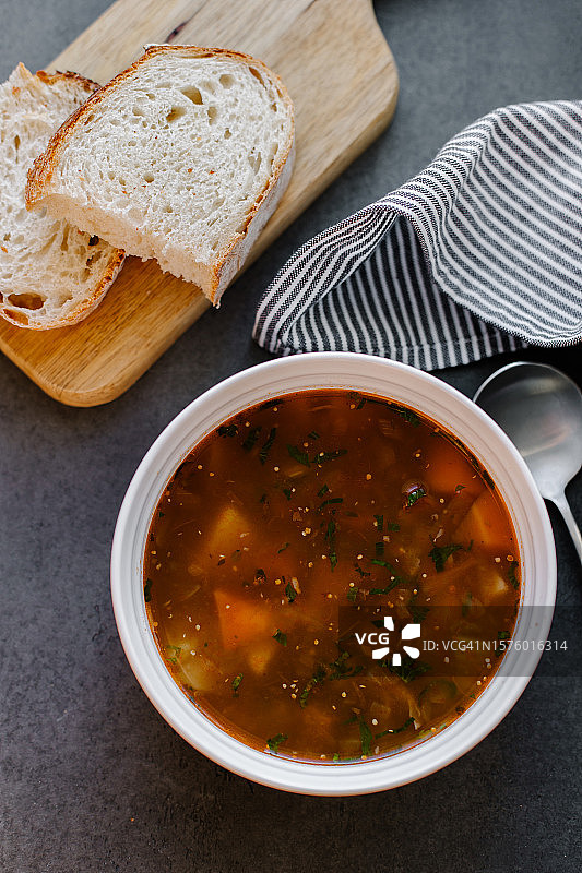 深色纹理背景上美味的肉类蔬菜浓汤图片素材