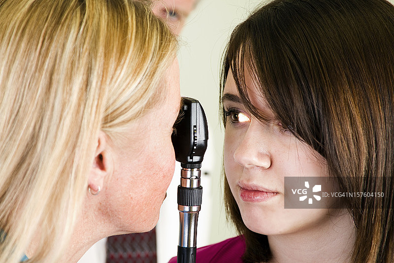 医生使用检眼镜图片素材