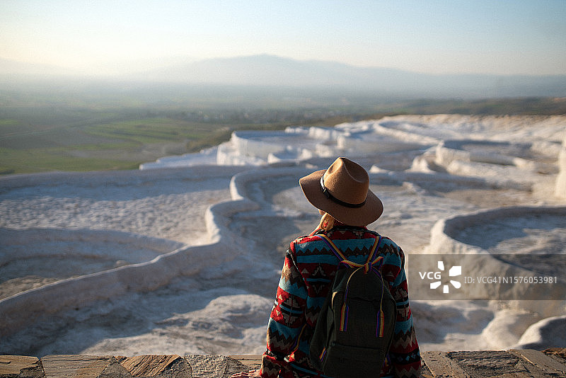 棉花堡石灰华池：游客放松身心的宁静之地图片素材