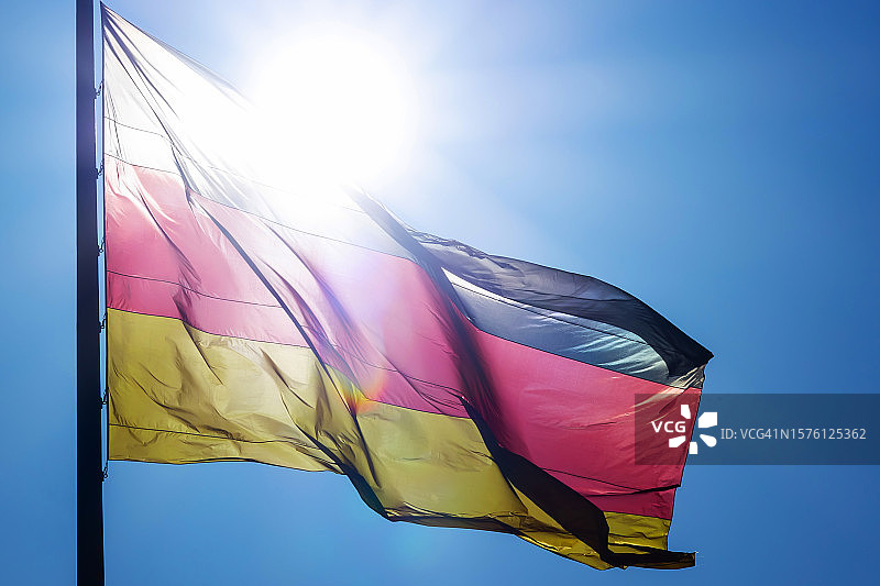 阳光下的德国国旗图片素材