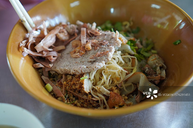 食用猪肉鱿鱼干拌面图片素材