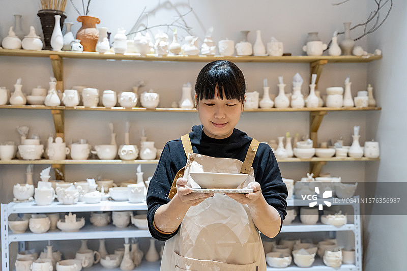 女子在陶艺店做陶器图片素材