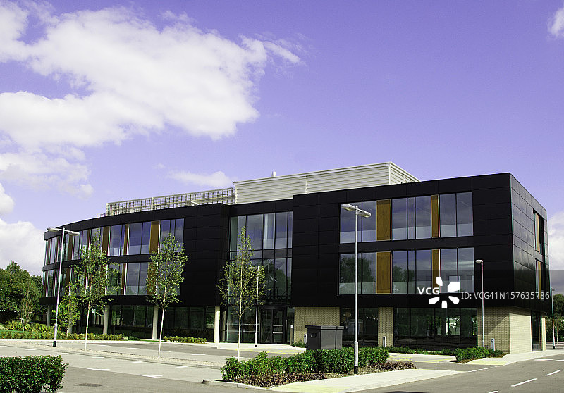 现代建筑外观，黑黄配色图片素材