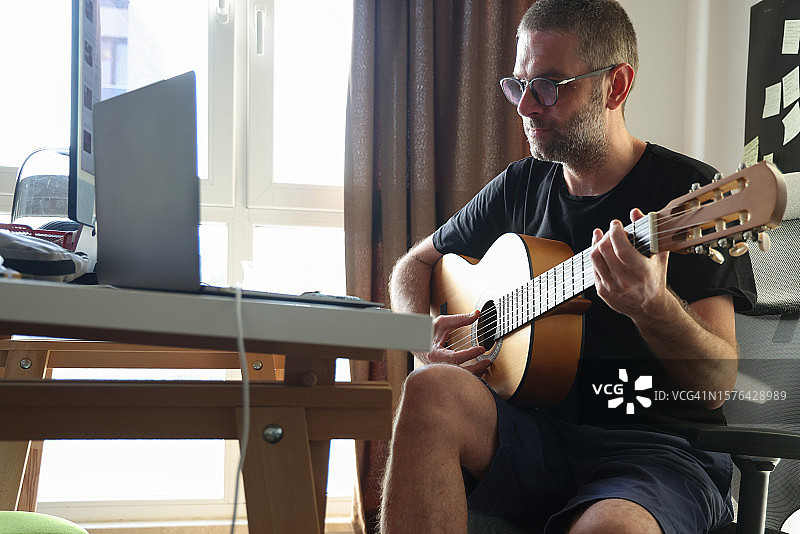 男人在线学习弹吉他图片素材