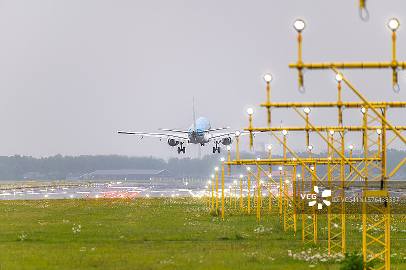 降落在灯光明亮跑道上的客机图片素材
