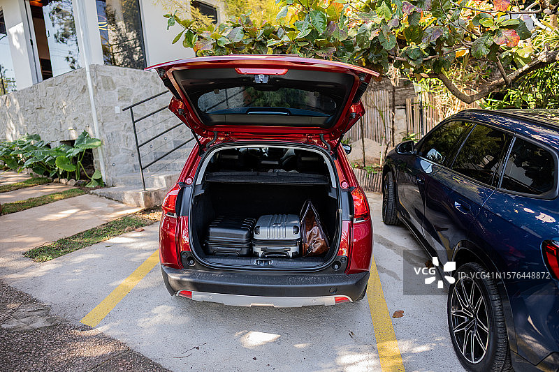酒店停车场内装有行李的汽车后备箱图片素材