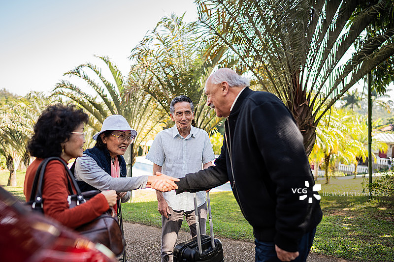 酒店接待员迎接老年游客图片素材