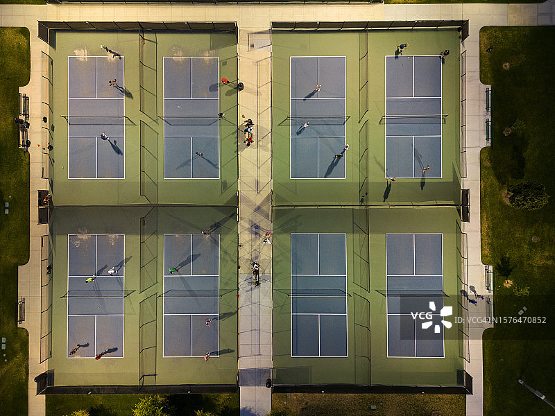 夜间公共匹克球场航拍图片素材