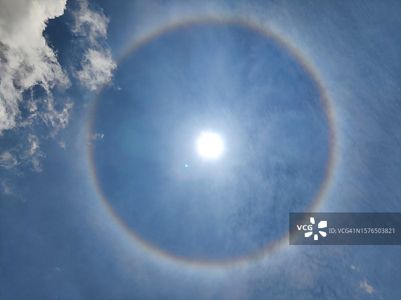 仰视角度拍摄的阳光，尼泊尔图片素材