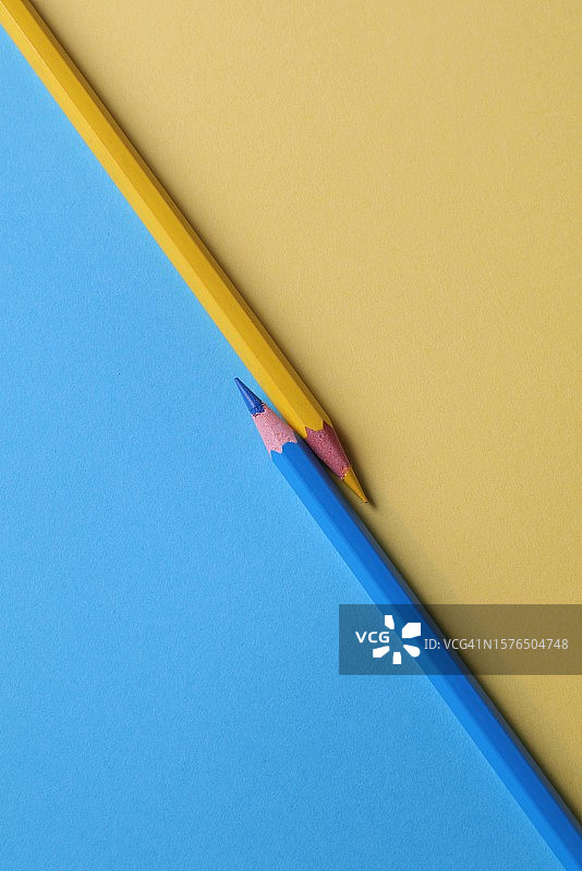 桌子上彩色铅笔的特写图片素材