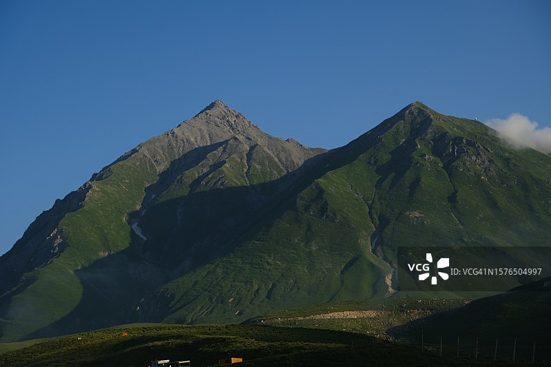 湛蓝的天空衬托着美丽的山景图片素材