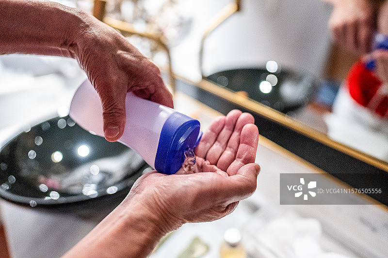 度假水疗中心，男士用后倒入手中的须后水特写图片素材