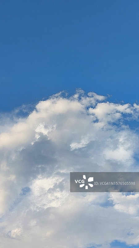 天空中云的低角度视图图片素材