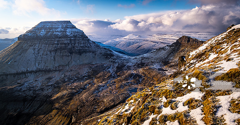白雪皑皑的群山映衬着天空的美景图片素材