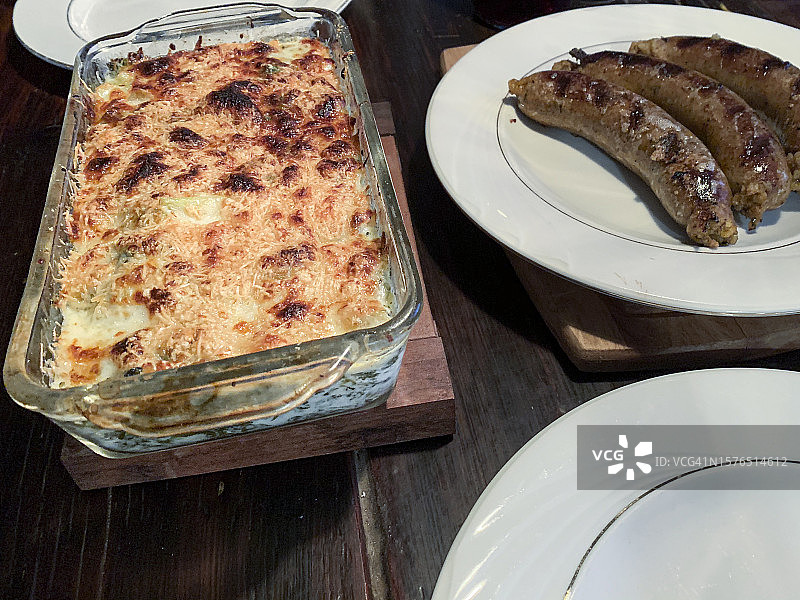 餐桌上盘子里食物的高角度视角图片素材