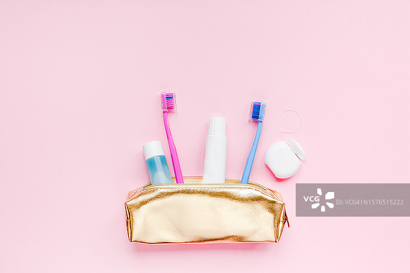 粉色背景上的美容产品俯视图图片素材