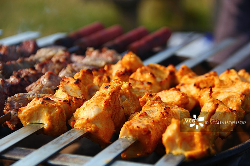 烤肉架上的肉特写图片素材