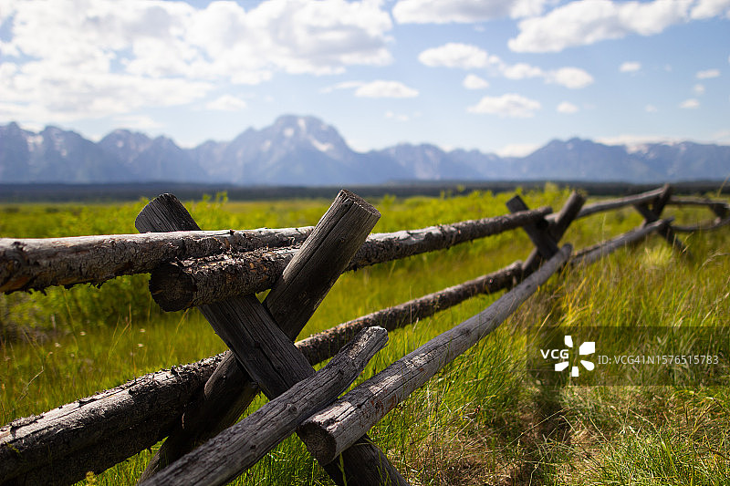 怀俄明州原野上的栅栏特写图片素材