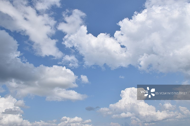 天空中云的低角度视图图片素材