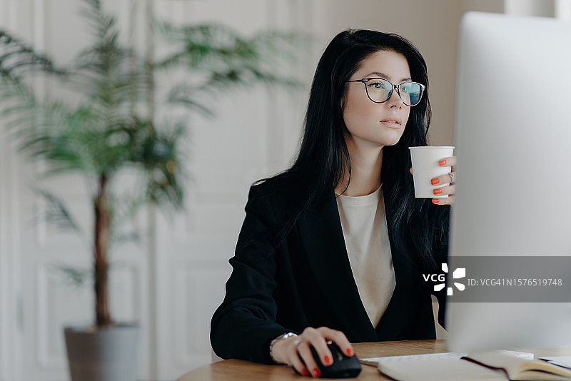 在办公室办公的女商人图片素材