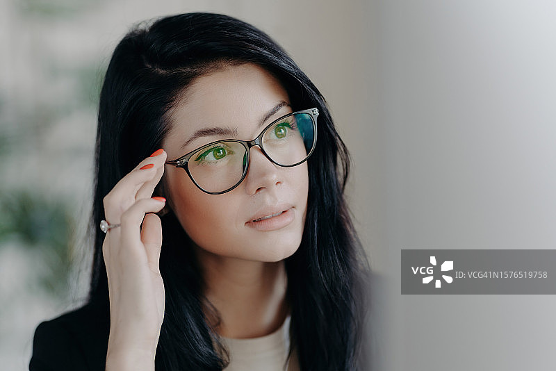 戴眼镜的年轻女子特写肖像图片素材