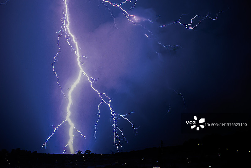 夜空中闪电的仰视角度图片素材